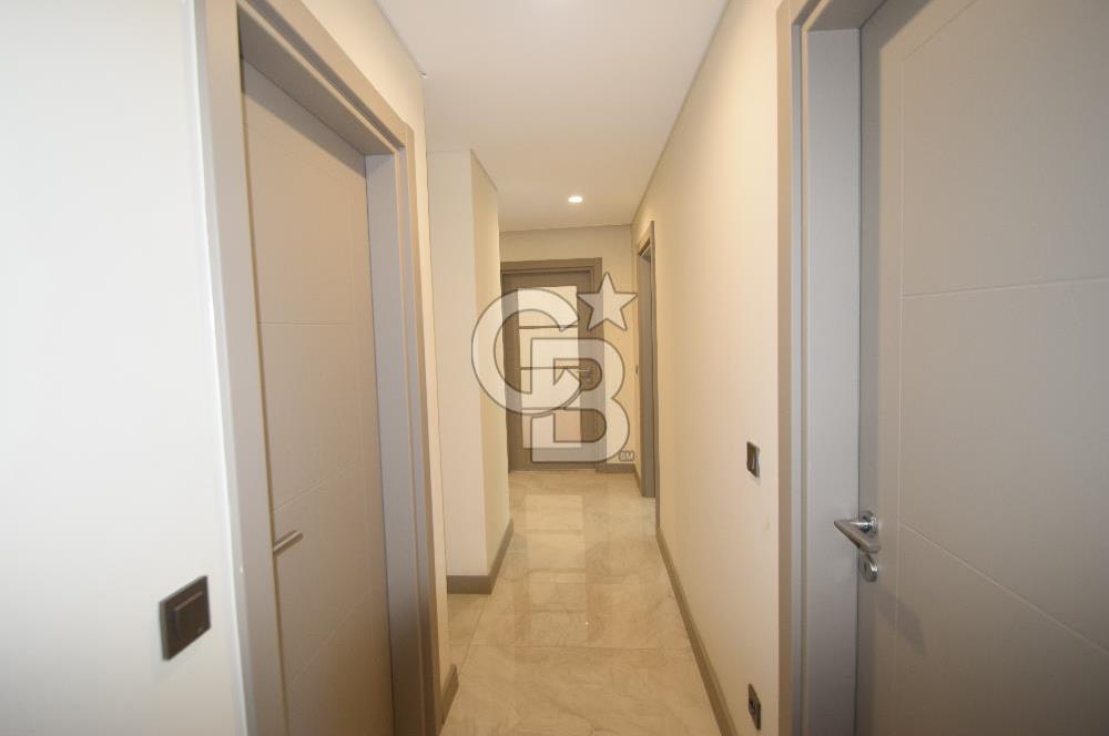 Okmeydanı Emlak Konutları'nda Cadde Cepheli Satılık 2+1 Daire