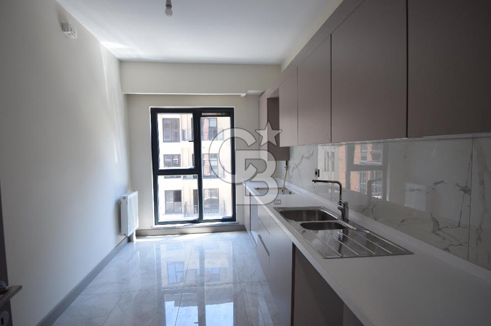 Okmeydanı Emlak Konutları'nda Cadde Cepheli Satılık 2+1 Daire