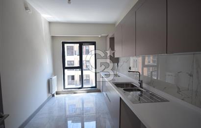 Okmeydanı Emlak Konutları'nda Cadde Cepheli Satılık 2+1 Daire