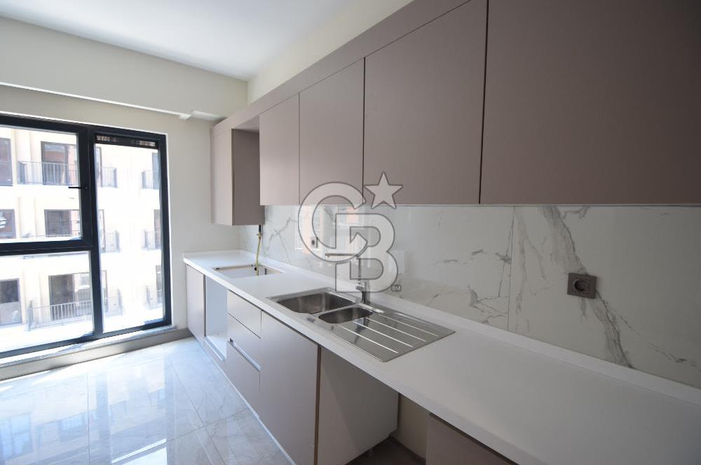 Okmeydanı Emlak Konutları'nda Cadde Cepheli Satılık 2+1 Daire