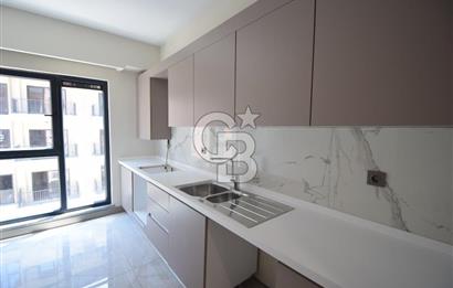 Okmeydanı Emlak Konutları'nda Cadde Cepheli Satılık 2+1 Daire