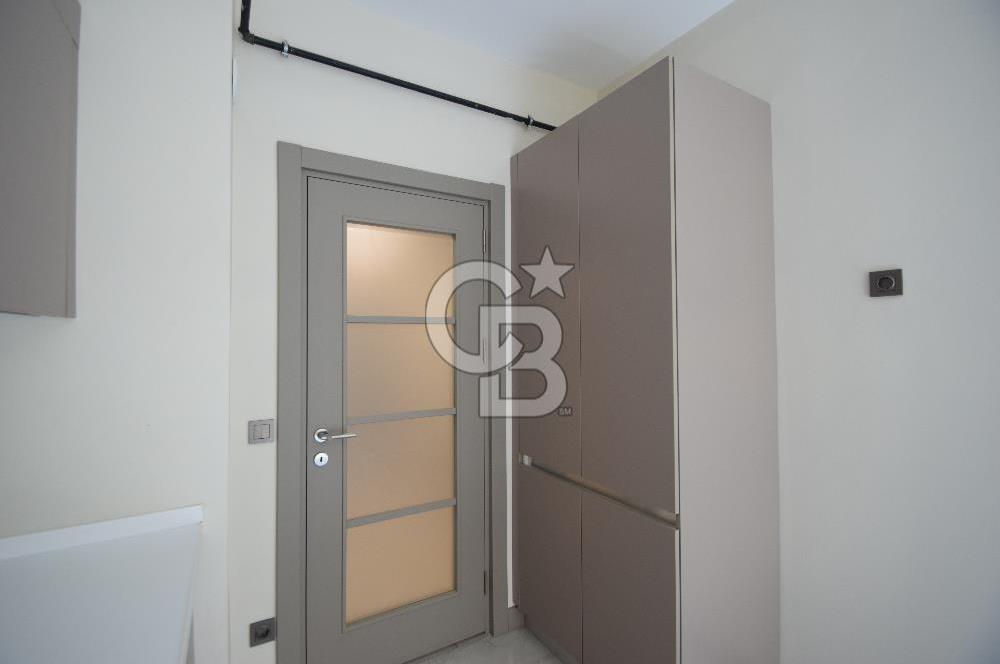 Okmeydanı Emlak Konutları'nda Cadde Cepheli Satılık 2+1 Daire