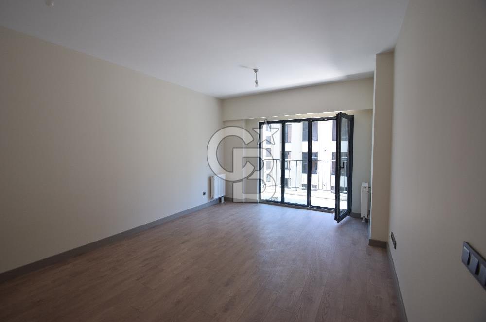 Okmeydanı Emlak Konutları'nda Cadde Cepheli Satılık 2+1 Daire
