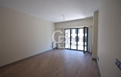 Okmeydanı Emlak Konutları'nda Cadde Cepheli Satılık 2+1 Daire
