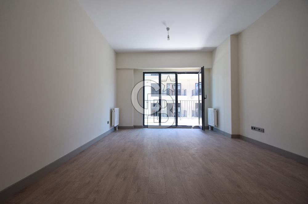 Okmeydanı Emlak Konutları'nda Cadde Cepheli Satılık 2+1 Daire