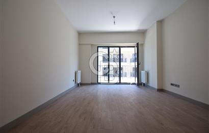 Okmeydanı Emlak Konutları'nda Cadde Cepheli Satılık 2+1 Daire