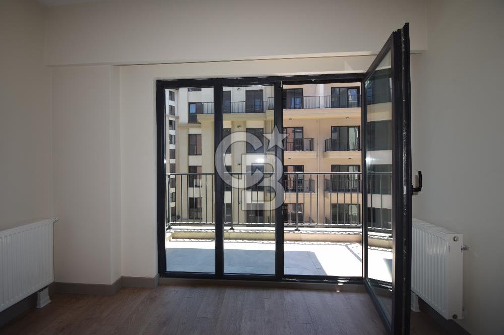 Okmeydanı Emlak Konutları'nda Cadde Cepheli Satılık 2+1 Daire
