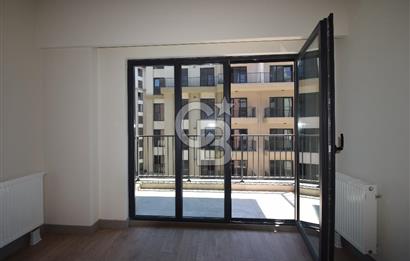 Okmeydanı Emlak Konutları'nda Cadde Cepheli Satılık 2+1 Daire