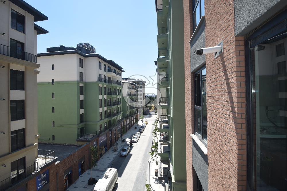 Okmeydanı Emlak Konutları'nda Cadde Cepheli Satılık 2+1 Daire