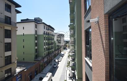 Okmeydanı Emlak Konutları'nda Cadde Cepheli Satılık 2+1 Daire