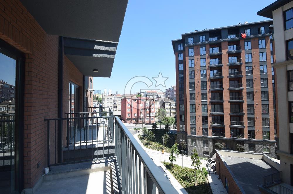 Okmeydanı Emlak Konutları'nda Cadde Cepheli Satılık 2+1 Daire