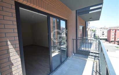 Okmeydanı Emlak Konutları'nda Cadde Cepheli Satılık 2+1 Daire