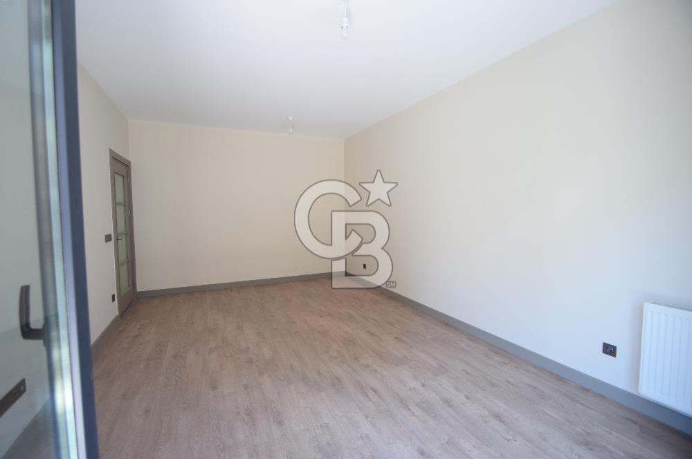 Okmeydanı Emlak Konutları'nda Cadde Cepheli Satılık 2+1 Daire