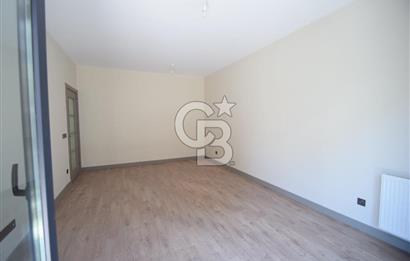 Okmeydanı Emlak Konutları'nda Cadde Cepheli Satılık 2+1 Daire