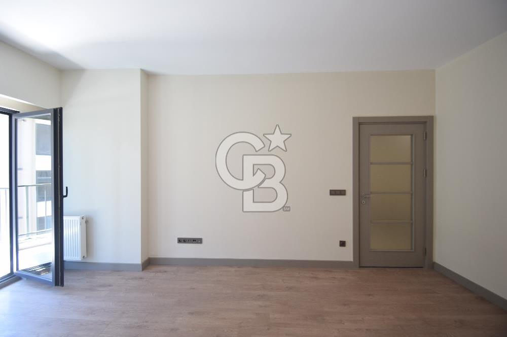 Okmeydanı Emlak Konutları'nda Cadde Cepheli Satılık 2+1 Daire