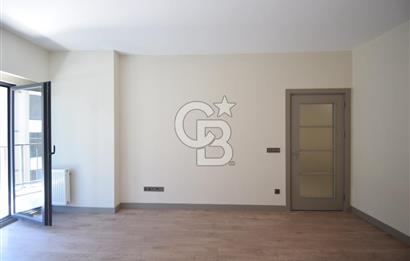 Okmeydanı Emlak Konutları'nda Cadde Cepheli Satılık 2+1 Daire