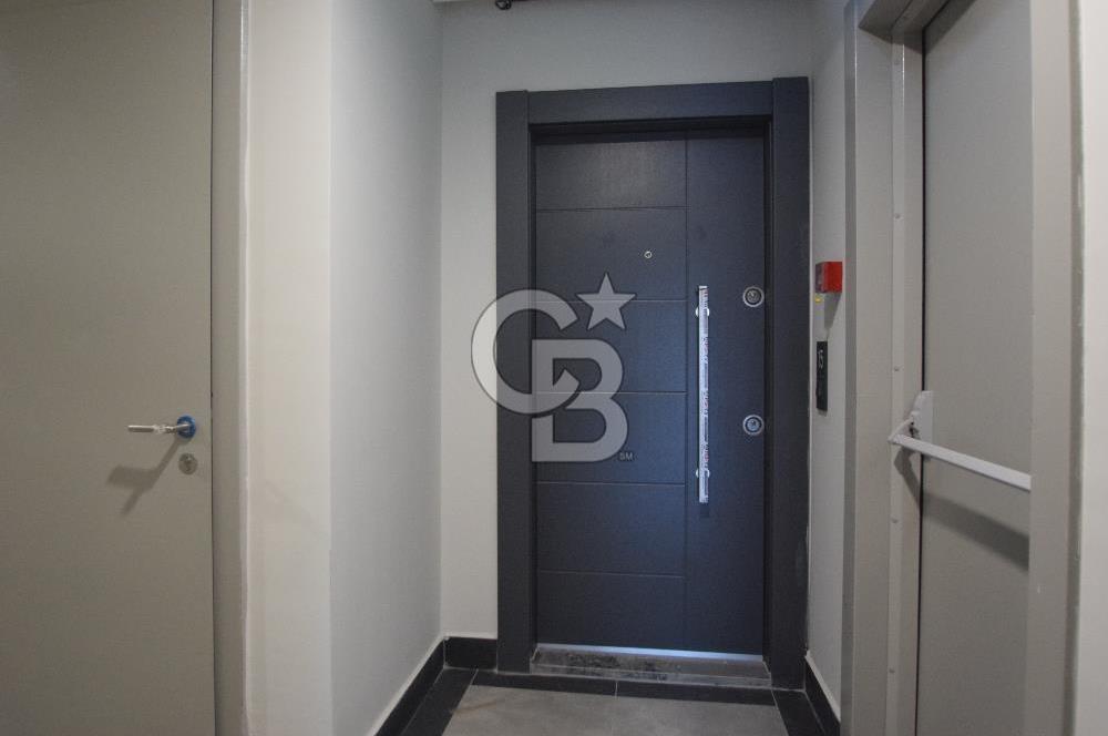 Okmeydanı Emlak Konutları'nda Cadde Cepheli Satılık 2+1 Daire