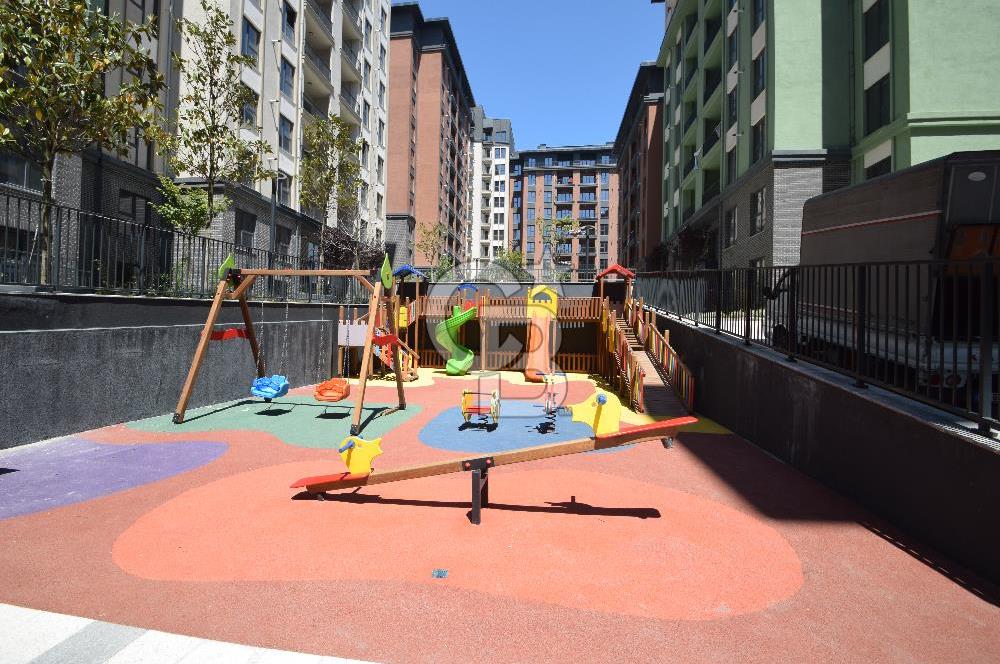 Okmeydanı Emlak Konutları'nda Cadde Cepheli Satılık 2+1 Daire