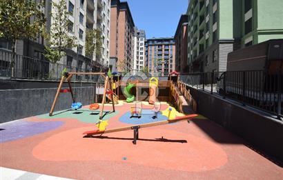 Okmeydanı Emlak Konutları'nda Cadde Cepheli Satılık 2+1 Daire