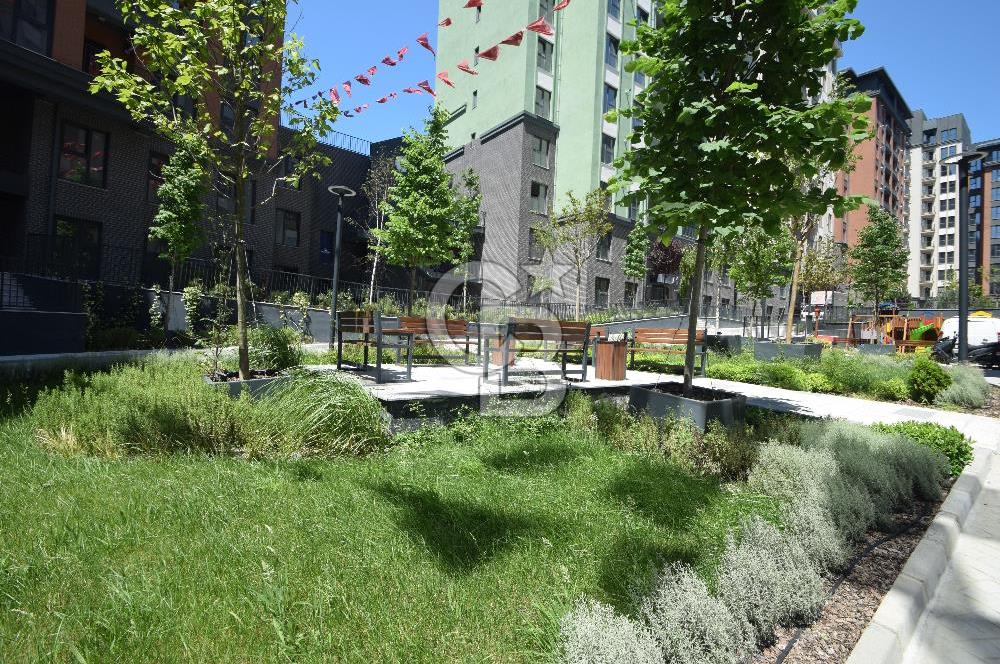 Okmeydanı Emlak Konutları'nda Cadde Cepheli Satılık 2+1 Daire
