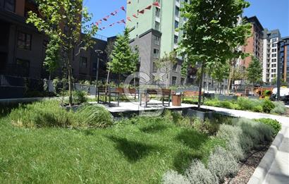 Okmeydanı Emlak Konutları'nda Cadde Cepheli Satılık 2+1 Daire