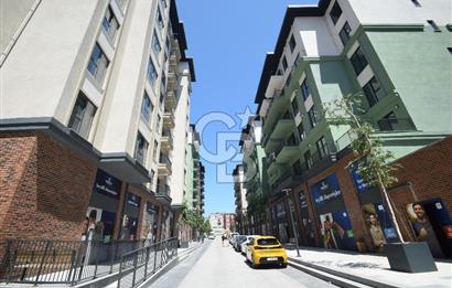 Okmeydanı Emlak Konutları'nda Cadde Cepheli Satılık 2+1 Daire
