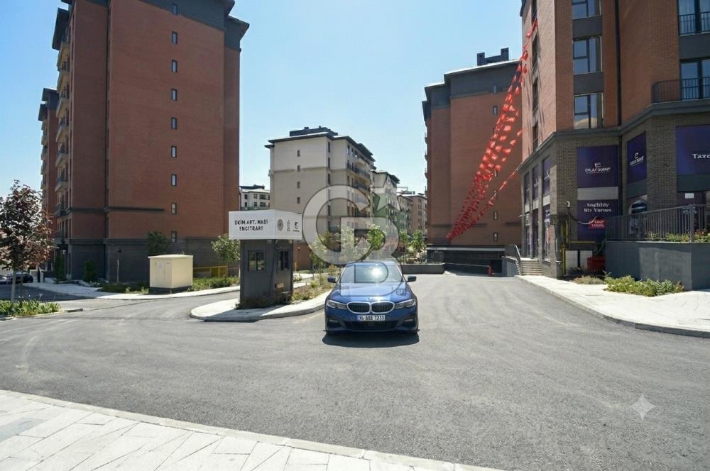 Okmeydanı Emlak Konutları'nda Cadde Cepheli Satılık 2+1 Daire
