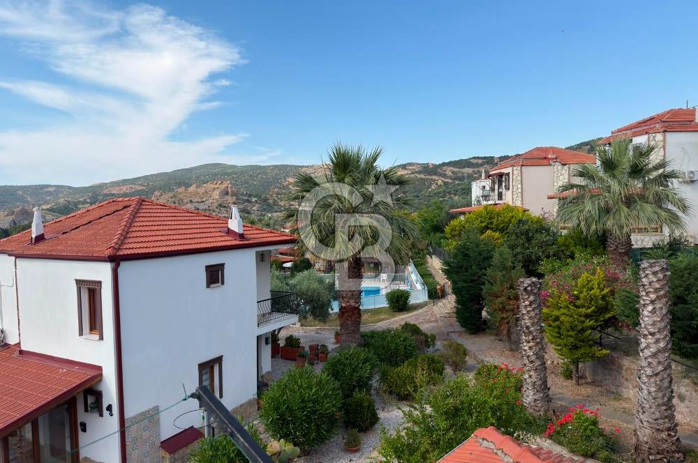 Foça’da Deniz Manzaralı, Havuzlu Site İçinde Tam Müstakil 4+2 Dubleks