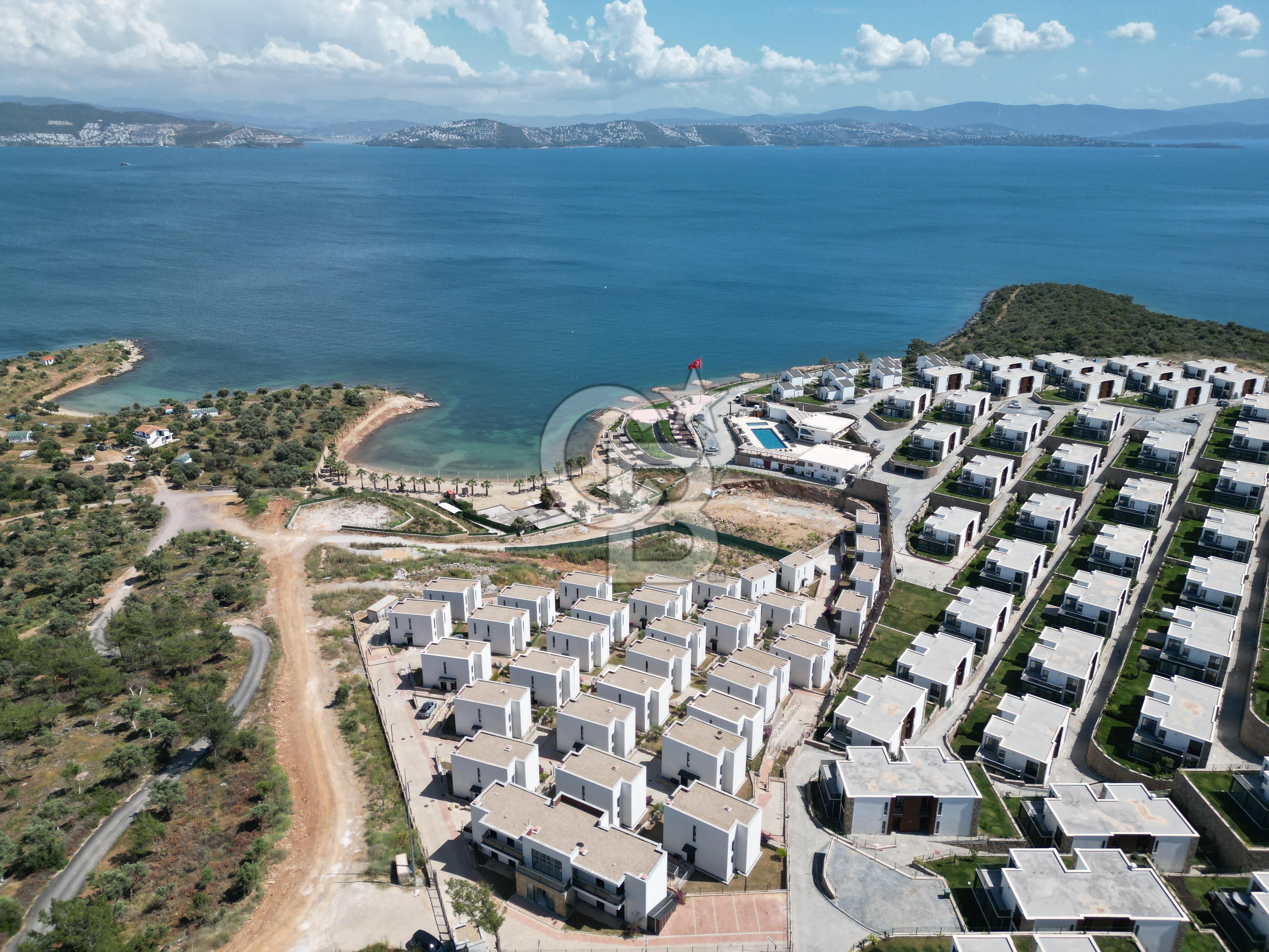 KIYIKIŞLACIK İASOS TA ATASAYANLAR PLAJLI SİTEDE 2 ADET 1+1 DAİRE