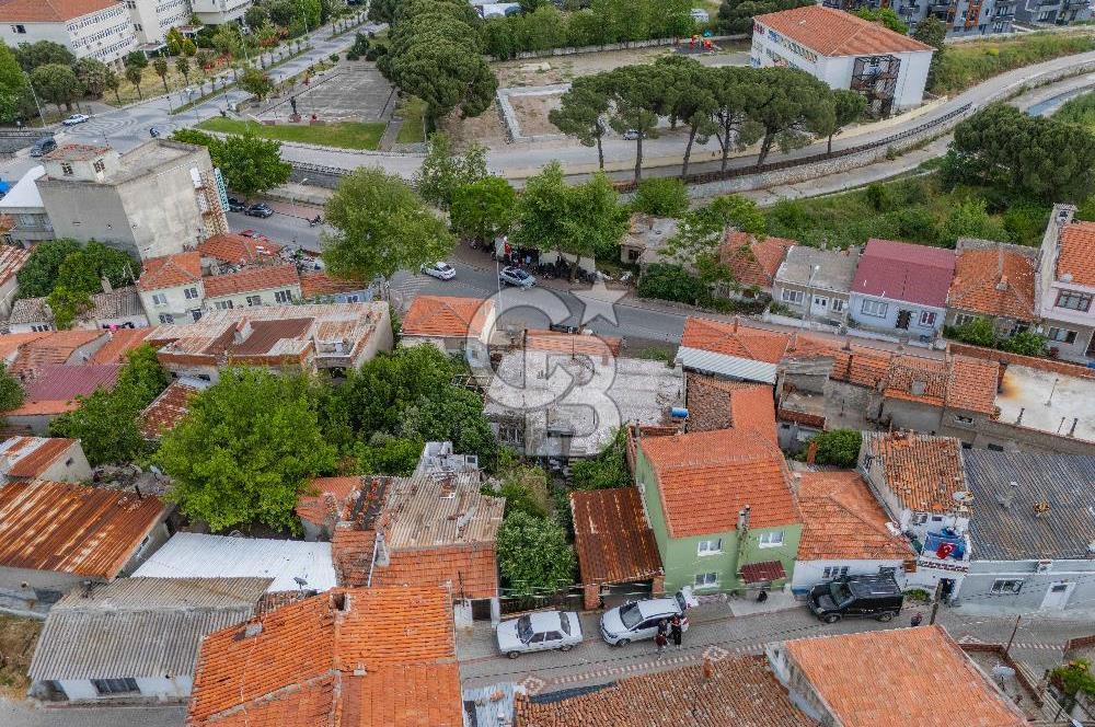 Ezine Cumhuriyet Mahallesi'nde 2 Parsel Bir Arada Müstakil ev