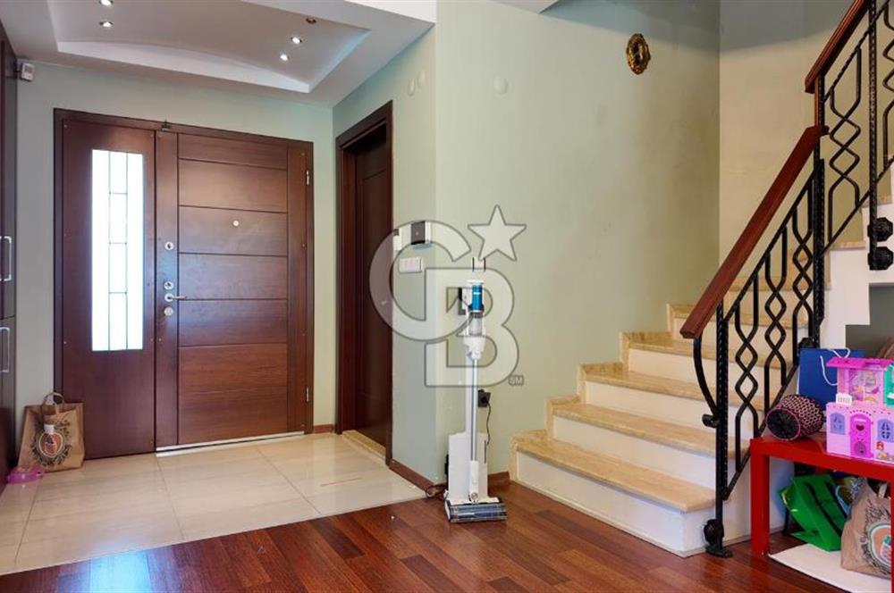 Güzelbahçe Kahramanderede Havuzlu Köşe Satılık Dubleks Villa