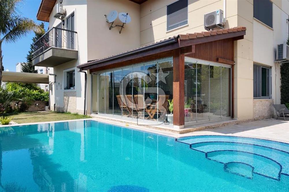 Güzelbahçe Kahramanderede Havuzlu Köşe Satılık Dubleks Villa