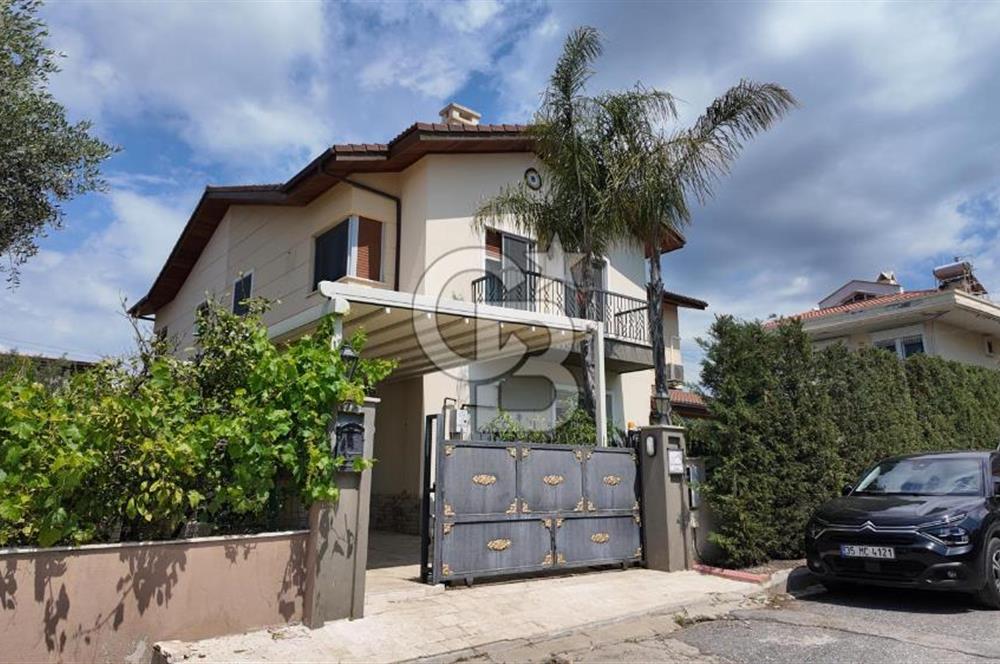Güzelbahçe Kahramanderede Havuzlu Köşe Satılık Dubleks Villa