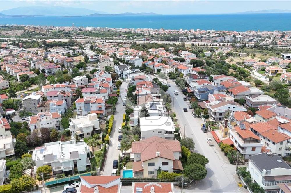 Güzelbahçe Kahramanderede Havuzlu Köşe Satılık Dubleks Villa