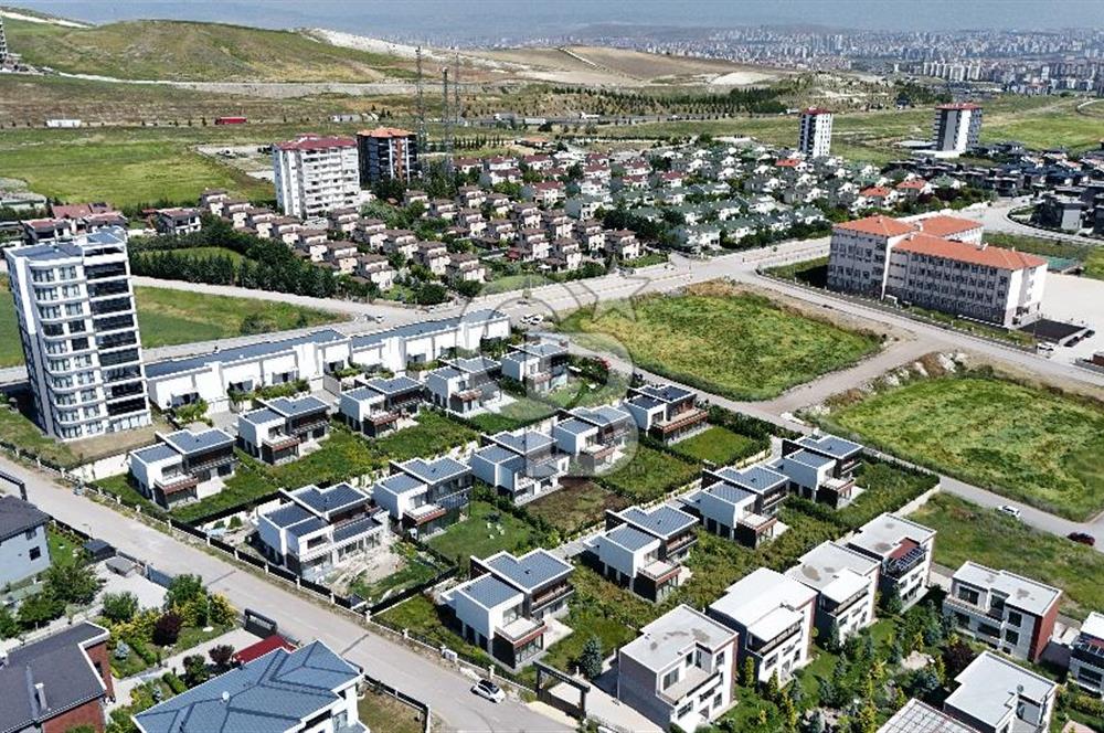 BAĞLICA 5+1 SİTE İÇİNDE GÜVENLİKLİ  MÜSTEKİL 754M2 ARSA PAYLI VİLLA