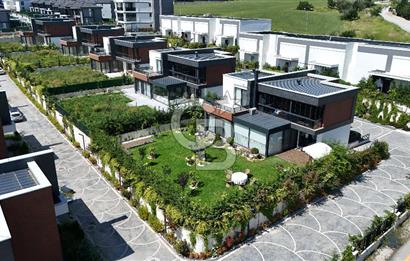 BAĞLICA 5+1 SİTE İÇİNDE GÜVENLİKLİ  MÜSTEKİL 754M2 ARSA PAYLI VİLLA