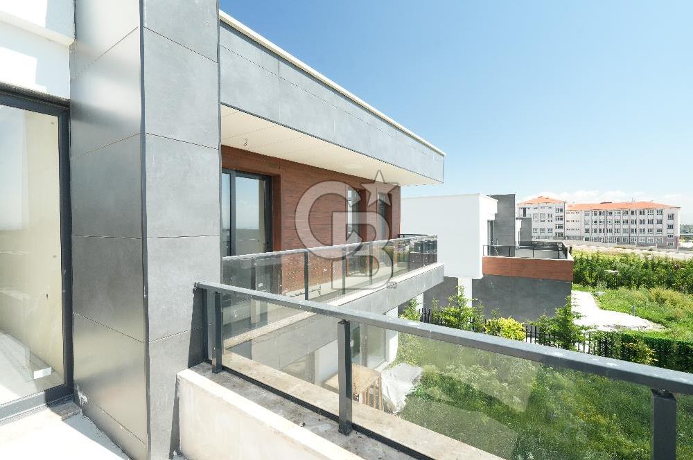 BAĞLICA 5+1 SİTE İÇİNDE GÜVENLİKLİ  MÜSTEKİL 754M2 ARSA PAYLI VİLLA