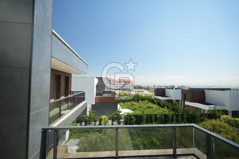 BAĞLICA 5+1 SİTE İÇİNDE GÜVENLİKLİ  MÜSTEKİL 754M2 ARSA PAYLI VİLLA