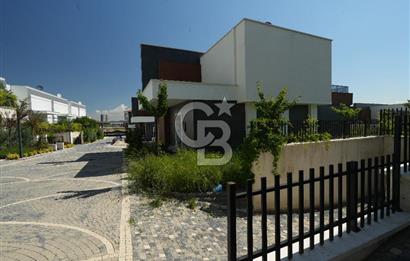 BAĞLICA 5+1 SİTE İÇİNDE GÜVENLİKLİ  MÜSTEKİL 754M2 ARSA PAYLI VİLLA