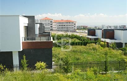 BAĞLICA 5+1 SİTE İÇİNDE GÜVENLİKLİ  MÜSTEKİL 754M2 ARSA PAYLI VİLLA