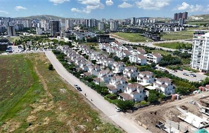 BAĞLICA 4+1  SİTE İÇİNDE MÜSTAKİL 470M2 ARSA PAYLI DAİRE FİYATINA VİLLA