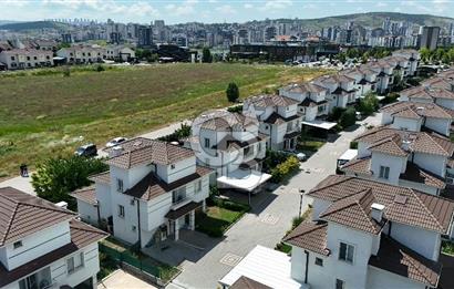BAĞLICA 4+1  SİTE İÇİNDE MÜSTAKİL 470M2 ARSA PAYLI DAİRE FİYATINA VİLLA