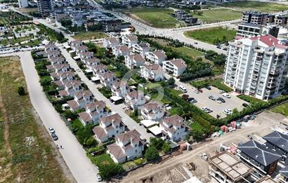 BAĞLICA 4+1  SİTE İÇİNDE MÜSTAKİL 470M2 ARSA PAYLI DAİRE FİYATINA VİLLA
