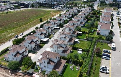 BAĞLICA 4+1  SİTE İÇİNDE MÜSTAKİL 470M2 ARSA PAYLI DAİRE FİYATINA VİLLA
