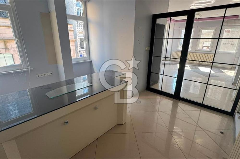 KUNDURACILAR CAD. YANGIN YÖNETMELİĞİNE UYGUN KİRALIK OFİS