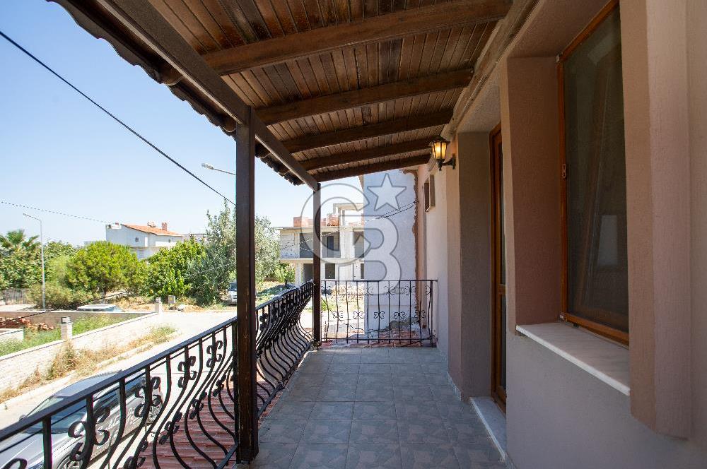 Yenifoça Gencelli'de Satılık 3+1 Denize 50m Mesafede Bahçeli Dubleks Villa
