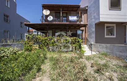 Yenifoça Gencelli'de Satılık 3+1 Denize 50m Mesafede Bahçeli Dubleks Villa