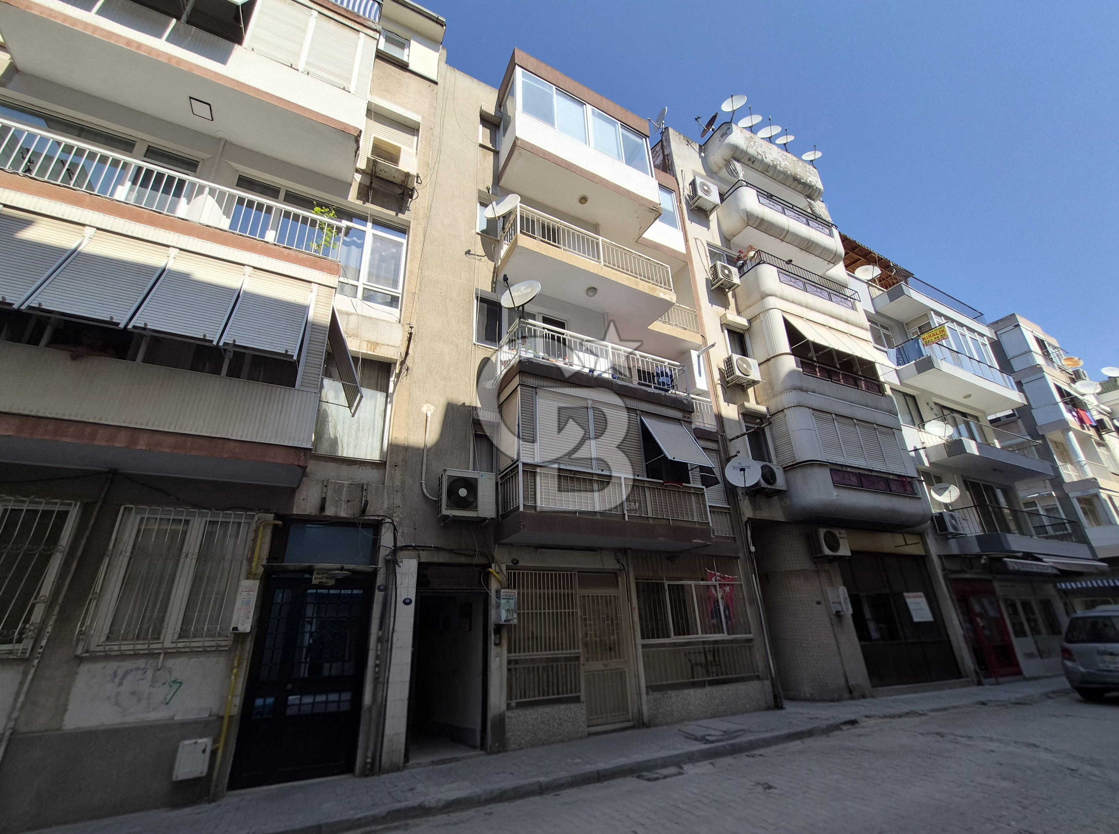KARŞIYAKA ALAYBEY'DE SAHİLE 1DK. GENİŞ 2+1 SATILIK DAİRE