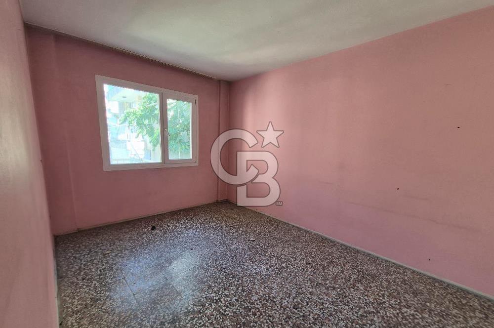 KARŞIYAKA ALAYBEY'DE SAHİLE 1DK. GENİŞ 2+1 SATILIK DAİRE