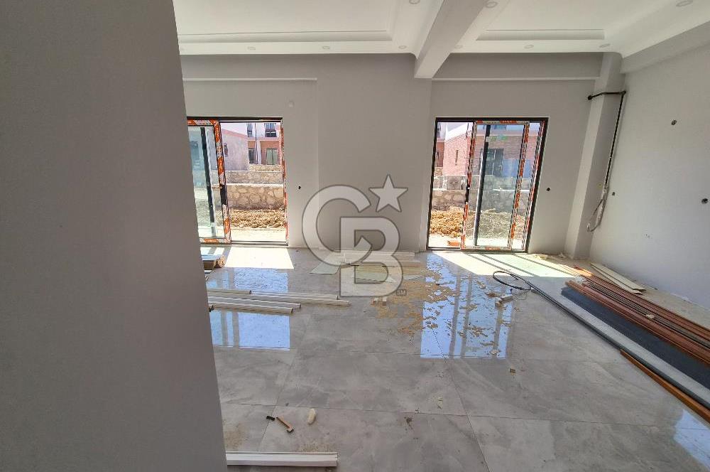 BAŞİSKELE YENİKÖY'DE SİTE İÇİ MÜSTAKİL BAHÇELİ SATILIK 4+1 VİLLA
